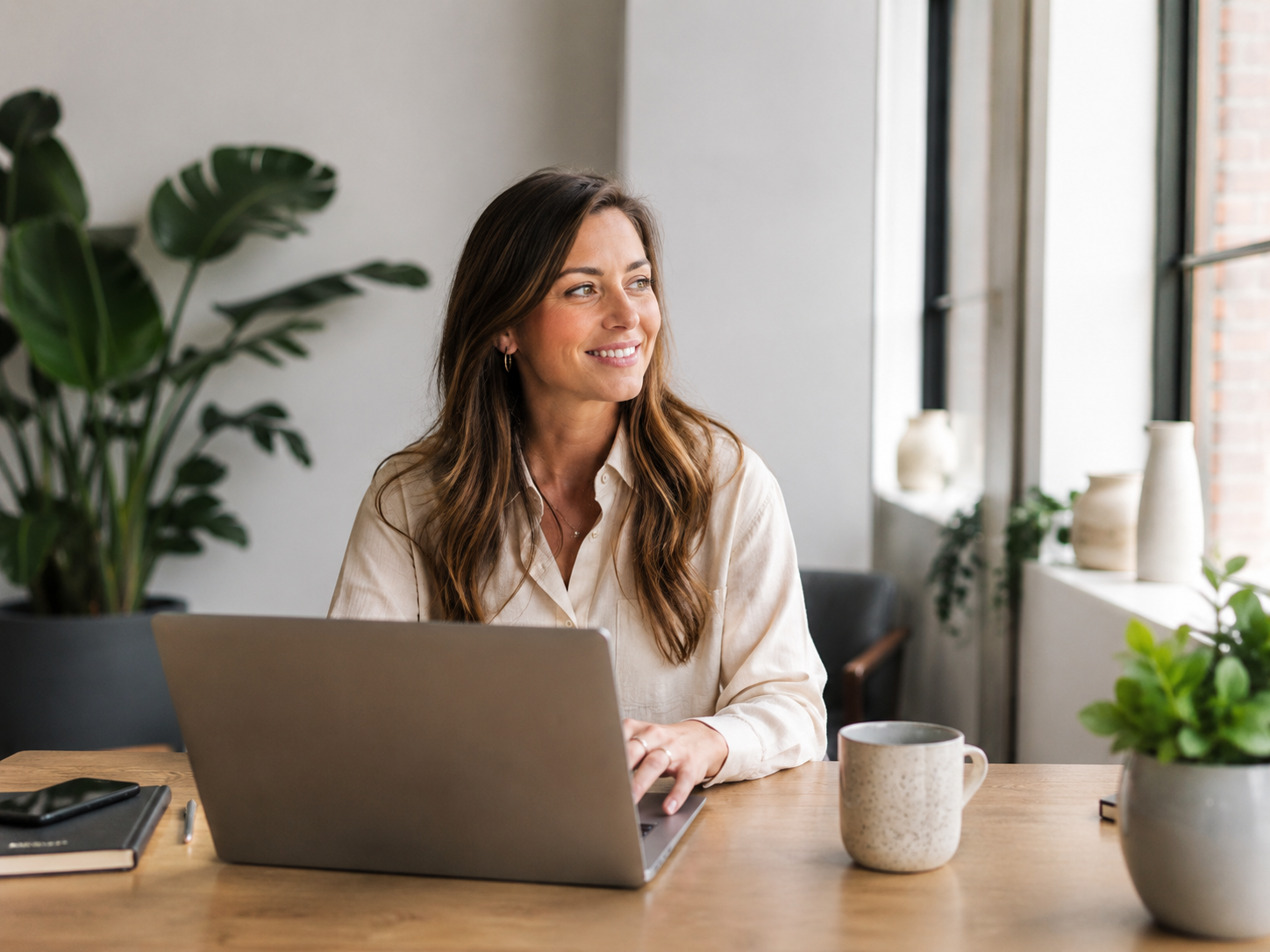 Ondernemer aan het werk achter laptop